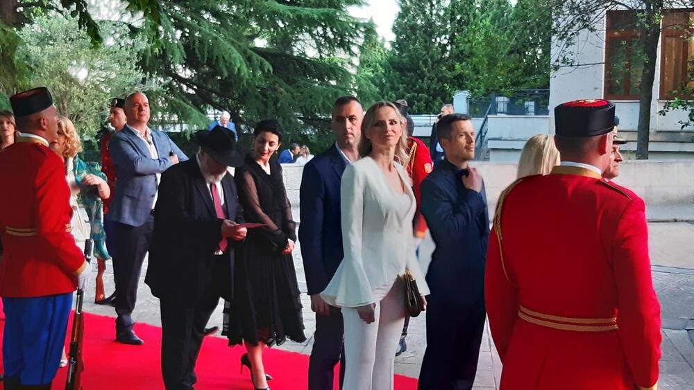 <p>"Želim da se Crne Gore sjetimo češće i da ljubav prema njoj iskazujemo svakodnevno - plaćajući porez, čuvajući okolinu i njeno bogatstvo", kazao je premijer</p>