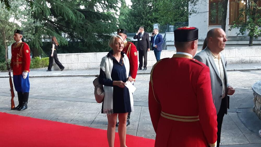 <p>"Želim da se Crne Gore sjetimo češće i da ljubav prema njoj iskazujemo svakodnevno - plaćajući porez, čuvajući okolinu i njeno bogatstvo", kazao je premijer</p>