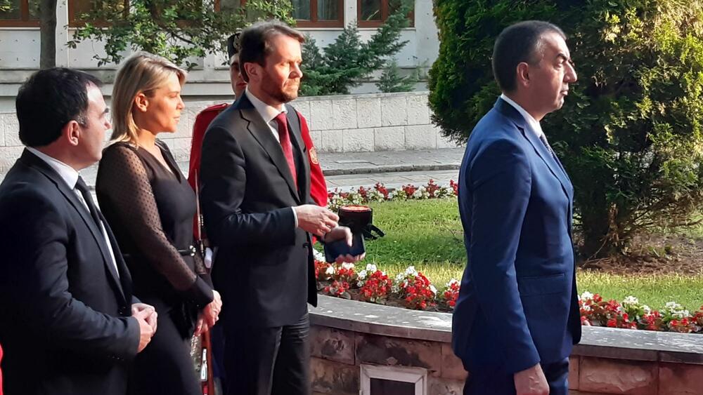 <p>"Želim da se Crne Gore sjetimo češće i da ljubav prema njoj iskazujemo svakodnevno - plaćajući porez, čuvajući okolinu i njeno bogatstvo", kazao je premijer</p>