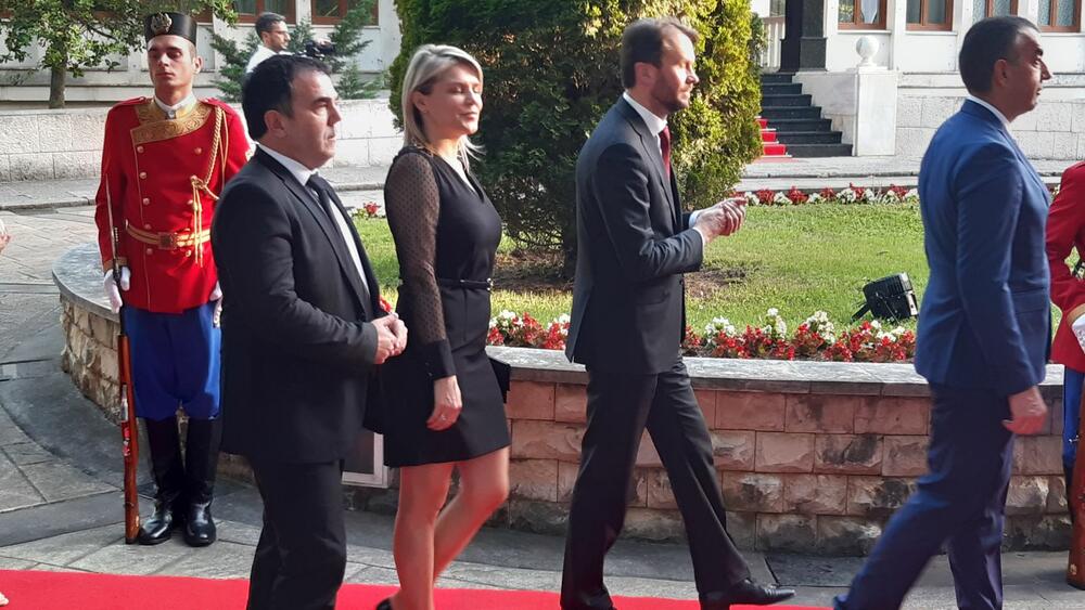 <p>"Želim da se Crne Gore sjetimo češće i da ljubav prema njoj iskazujemo svakodnevno - plaćajući porez, čuvajući okolinu i njeno bogatstvo", kazao je premijer</p>