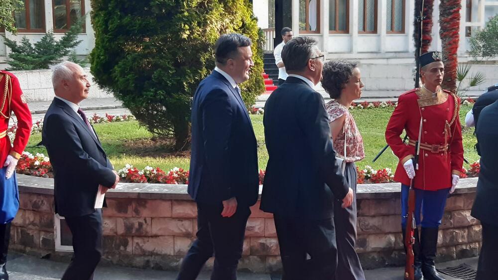 <p>"Želim da se Crne Gore sjetimo češće i da ljubav prema njoj iskazujemo svakodnevno - plaćajući porez, čuvajući okolinu i njeno bogatstvo", kazao je premijer</p>