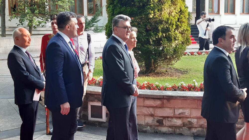 <p>"Želim da se Crne Gore sjetimo češće i da ljubav prema njoj iskazujemo svakodnevno - plaćajući porez, čuvajući okolinu i njeno bogatstvo", kazao je premijer</p>