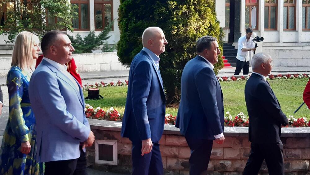 <p>"Želim da se Crne Gore sjetimo češće i da ljubav prema njoj iskazujemo svakodnevno - plaćajući porez, čuvajući okolinu i njeno bogatstvo", kazao je premijer</p>