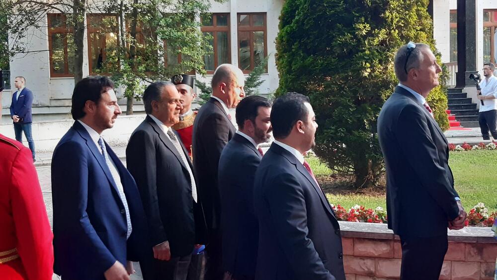 <p>"Želim da se Crne Gore sjetimo češće i da ljubav prema njoj iskazujemo svakodnevno - plaćajući porez, čuvajući okolinu i njeno bogatstvo", kazao je premijer</p>