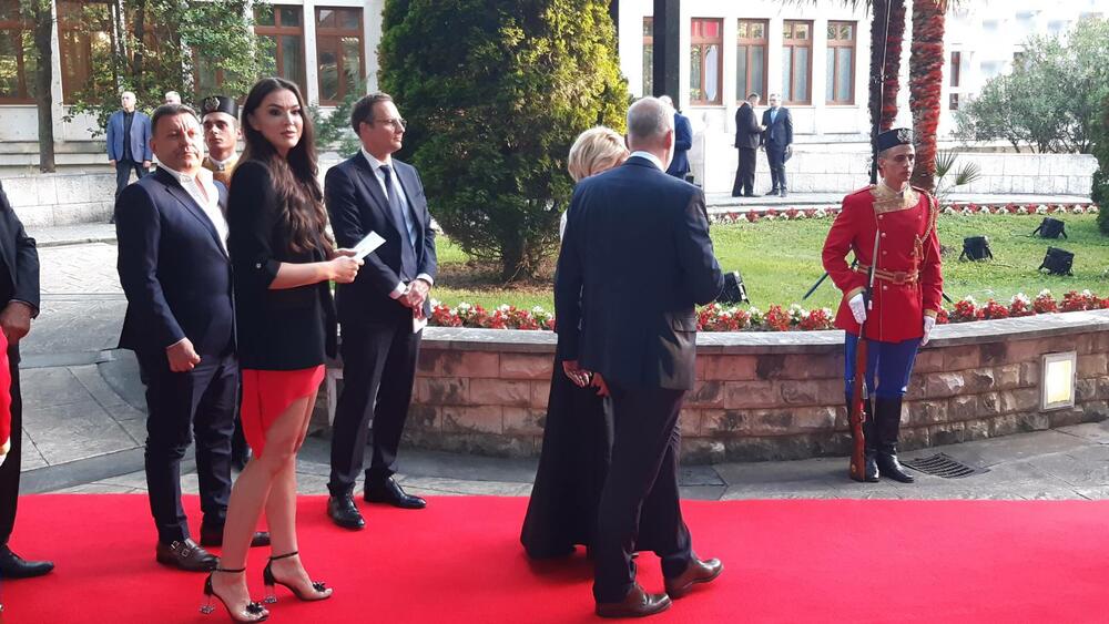 <p>"Želim da se Crne Gore sjetimo češće i da ljubav prema njoj iskazujemo svakodnevno - plaćajući porez, čuvajući okolinu i njeno bogatstvo", kazao je premijer</p>