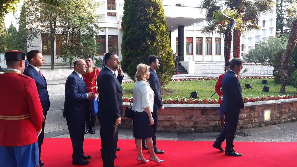 <p>"Želim da se Crne Gore sjetimo češće i da ljubav prema njoj iskazujemo svakodnevno - plaćajući porez, čuvajući okolinu i njeno bogatstvo", kazao je premijer</p>