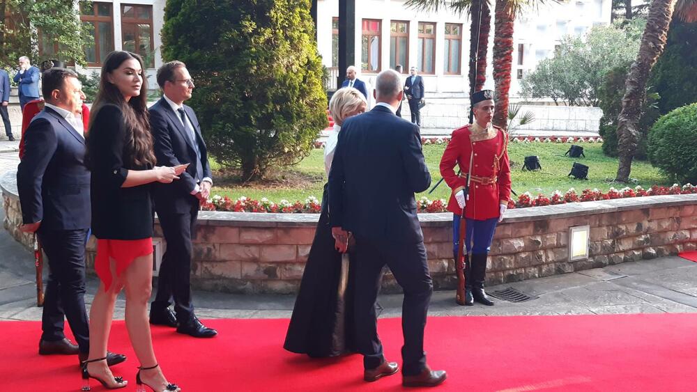 <p>"Želim da se Crne Gore sjetimo češće i da ljubav prema njoj iskazujemo svakodnevno - plaćajući porez, čuvajući okolinu i njeno bogatstvo", kazao je premijer</p>