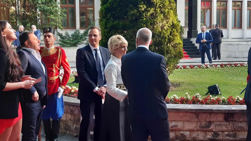 <p>"Želim da se Crne Gore sjetimo češće i da ljubav prema njoj iskazujemo svakodnevno - plaćajući porez, čuvajući okolinu i njeno bogatstvo", kazao je premijer</p>