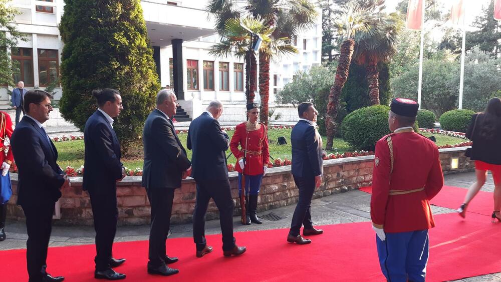 <p>"Želim da se Crne Gore sjetimo češće i da ljubav prema njoj iskazujemo svakodnevno - plaćajući porez, čuvajući okolinu i njeno bogatstvo", kazao je premijer</p>