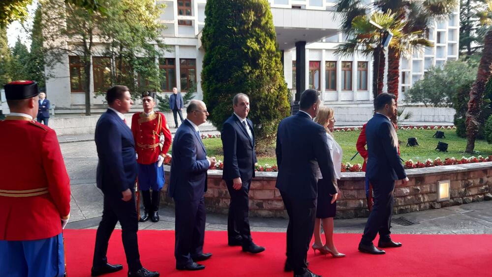 <p>"Želim da se Crne Gore sjetimo češće i da ljubav prema njoj iskazujemo svakodnevno - plaćajući porez, čuvajući okolinu i njeno bogatstvo", kazao je premijer</p>