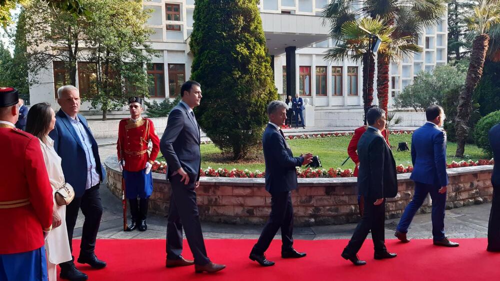 <p>"Želim da se Crne Gore sjetimo češće i da ljubav prema njoj iskazujemo svakodnevno - plaćajući porez, čuvajući okolinu i njeno bogatstvo", kazao je premijer</p>