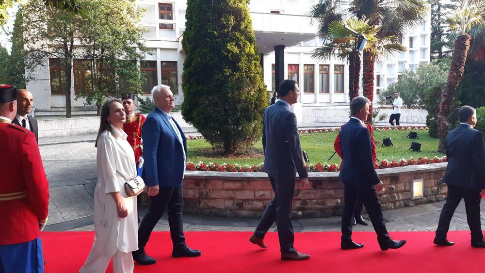 <p>"Želim da se Crne Gore sjetimo češće i da ljubav prema njoj iskazujemo svakodnevno - plaćajući porez, čuvajući okolinu i njeno bogatstvo", kazao je premijer</p>