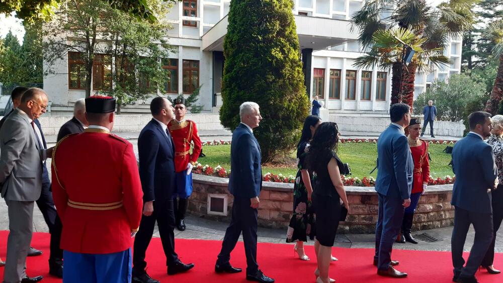 <p>"Želim da se Crne Gore sjetimo češće i da ljubav prema njoj iskazujemo svakodnevno - plaćajući porez, čuvajući okolinu i njeno bogatstvo", kazao je premijer</p>