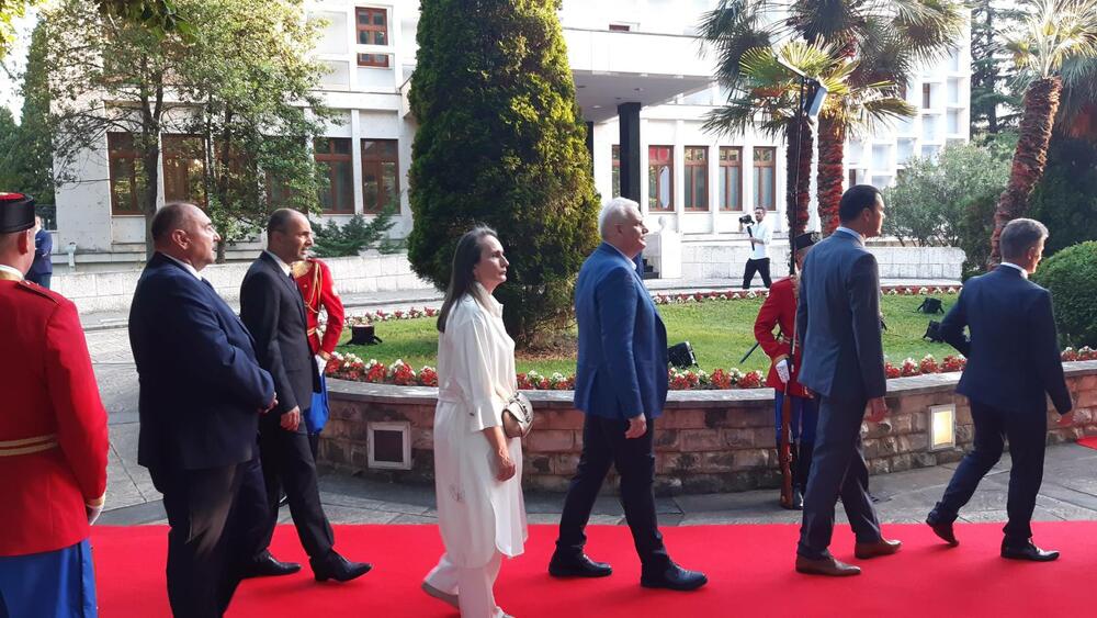 <p>"Želim da se Crne Gore sjetimo češće i da ljubav prema njoj iskazujemo svakodnevno - plaćajući porez, čuvajući okolinu i njeno bogatstvo", kazao je premijer</p>