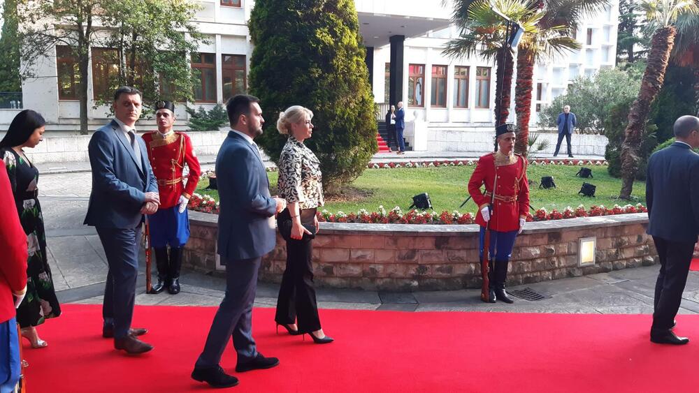 <p>"Želim da se Crne Gore sjetimo češće i da ljubav prema njoj iskazujemo svakodnevno - plaćajući porez, čuvajući okolinu i njeno bogatstvo", kazao je premijer</p>