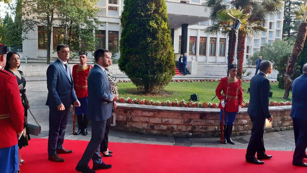 <p>"Želim da se Crne Gore sjetimo češće i da ljubav prema njoj iskazujemo svakodnevno - plaćajući porez, čuvajući okolinu i njeno bogatstvo", kazao je premijer</p>