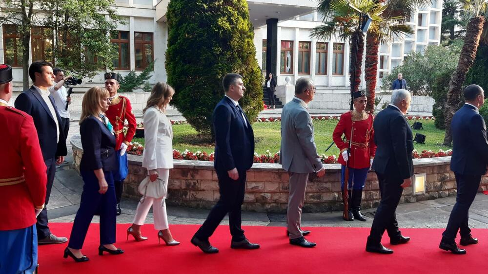 <p>"Želim da se Crne Gore sjetimo češće i da ljubav prema njoj iskazujemo svakodnevno - plaćajući porez, čuvajući okolinu i njeno bogatstvo", kazao je premijer</p>