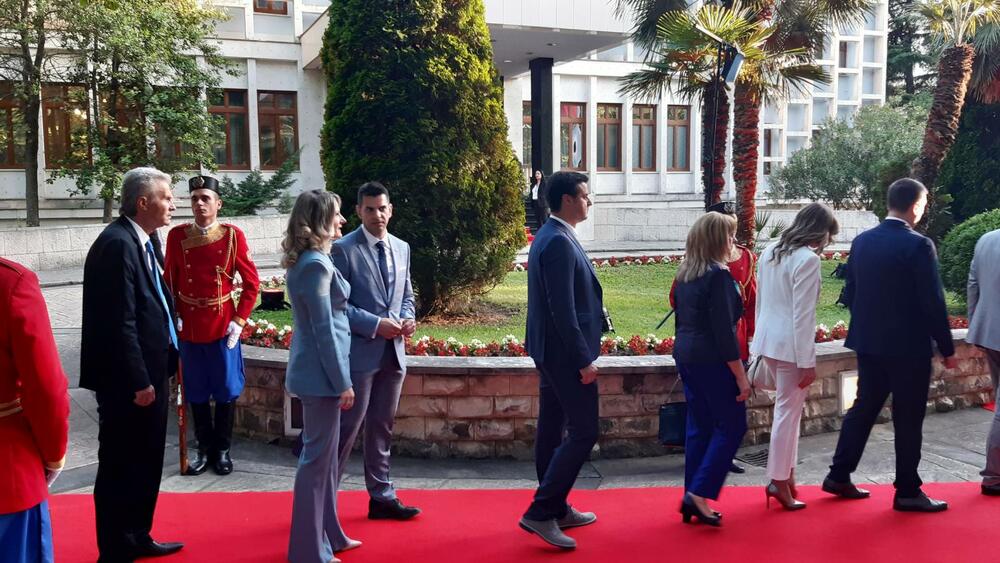 <p>"Želim da se Crne Gore sjetimo češće i da ljubav prema njoj iskazujemo svakodnevno - plaćajući porez, čuvajući okolinu i njeno bogatstvo", kazao je premijer</p>