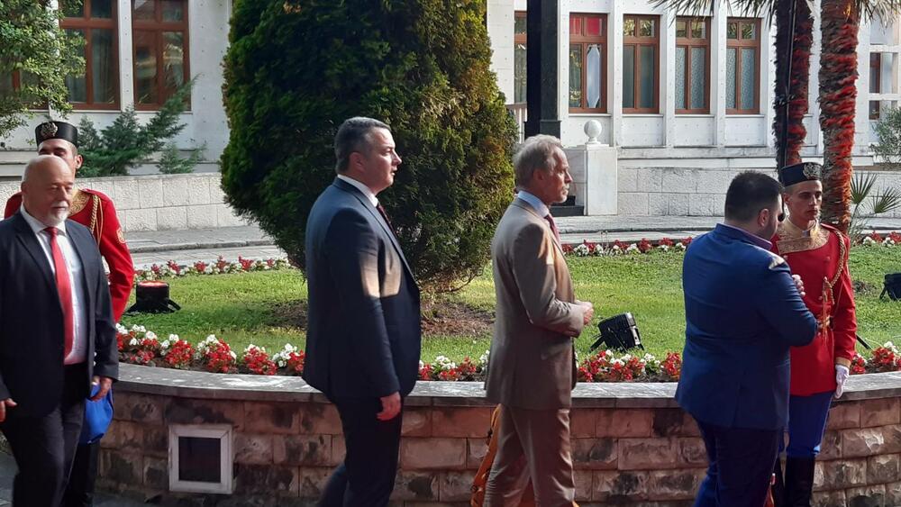 <p>"Želim da se Crne Gore sjetimo češće i da ljubav prema njoj iskazujemo svakodnevno - plaćajući porez, čuvajući okolinu i njeno bogatstvo", kazao je premijer</p>