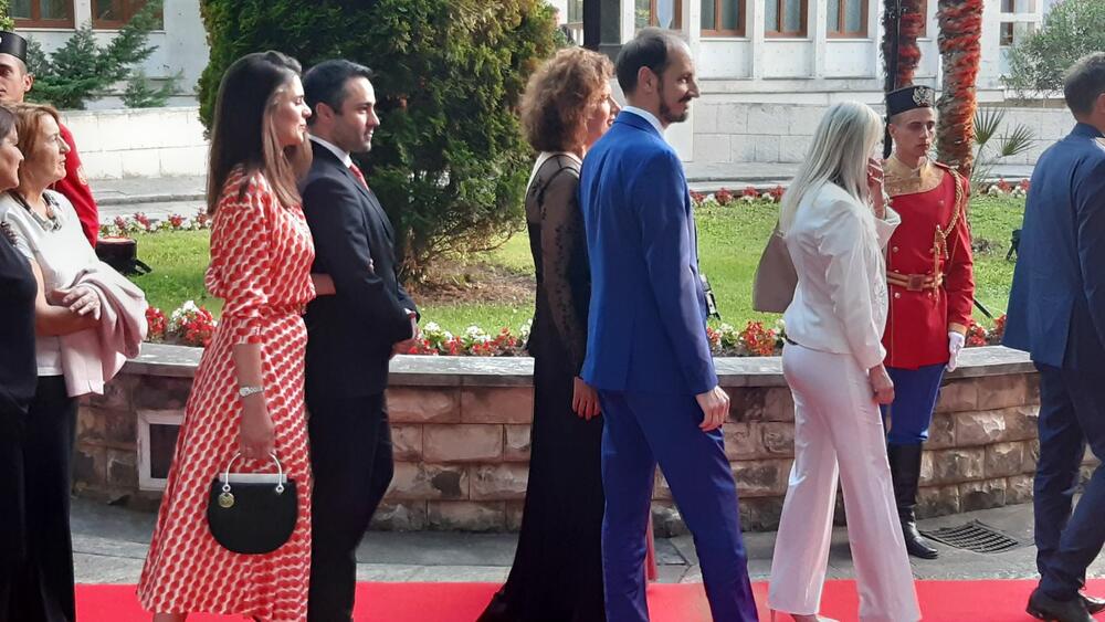 <p>"Želim da se Crne Gore sjetimo češće i da ljubav prema njoj iskazujemo svakodnevno - plaćajući porez, čuvajući okolinu i njeno bogatstvo", kazao je premijer</p>