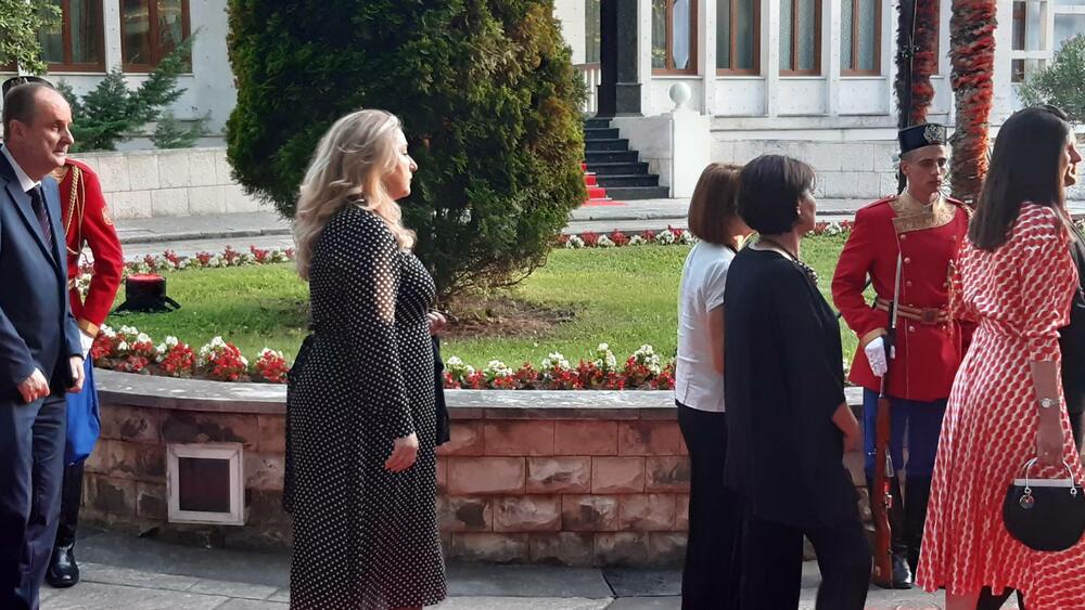 <p>"Želim da se Crne Gore sjetimo češće i da ljubav prema njoj iskazujemo svakodnevno - plaćajući porez, čuvajući okolinu i njeno bogatstvo", kazao je premijer</p>