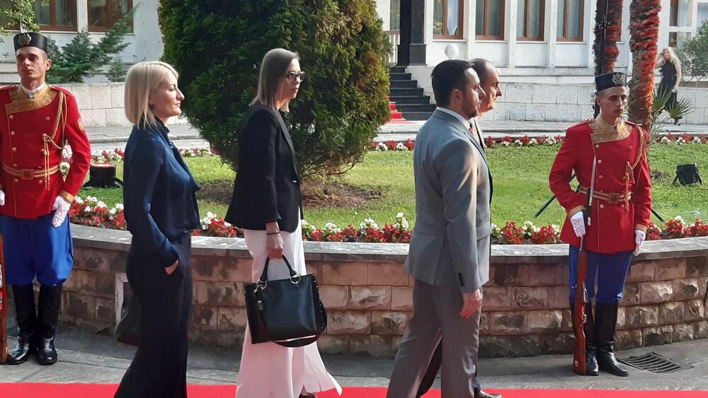 <p>"Želim da se Crne Gore sjetimo češće i da ljubav prema njoj iskazujemo svakodnevno - plaćajući porez, čuvajući okolinu i njeno bogatstvo", kazao je premijer</p>