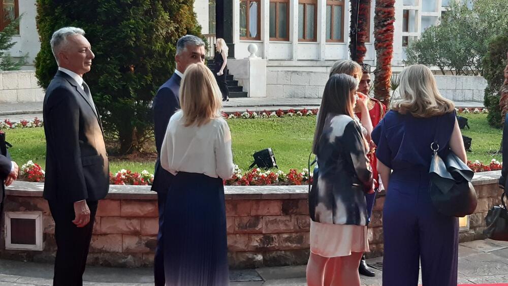 <p>"Želim da se Crne Gore sjetimo češće i da ljubav prema njoj iskazujemo svakodnevno - plaćajući porez, čuvajući okolinu i njeno bogatstvo", kazao je premijer</p>