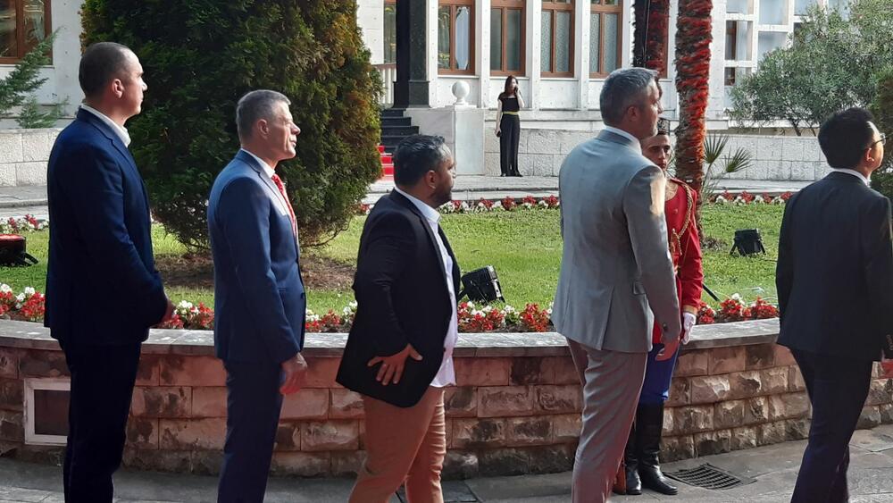 <p>"Želim da se Crne Gore sjetimo češće i da ljubav prema njoj iskazujemo svakodnevno - plaćajući porez, čuvajući okolinu i njeno bogatstvo", kazao je premijer</p>