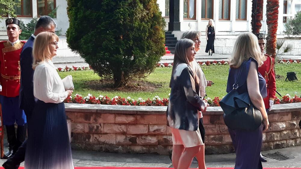 <p>"Želim da se Crne Gore sjetimo češće i da ljubav prema njoj iskazujemo svakodnevno - plaćajući porez, čuvajući okolinu i njeno bogatstvo", kazao je premijer</p>