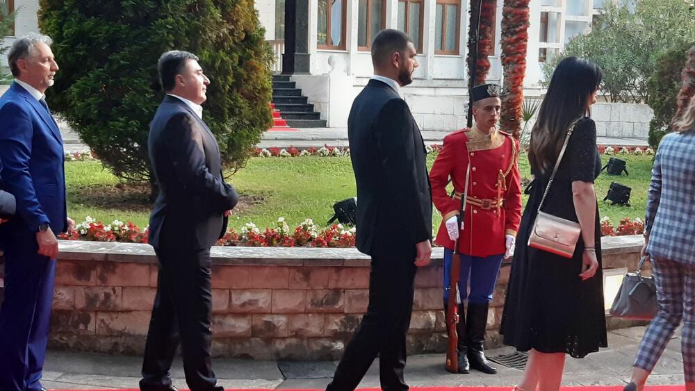 <p>"Želim da se Crne Gore sjetimo češće i da ljubav prema njoj iskazujemo svakodnevno - plaćajući porez, čuvajući okolinu i njeno bogatstvo", kazao je premijer</p>