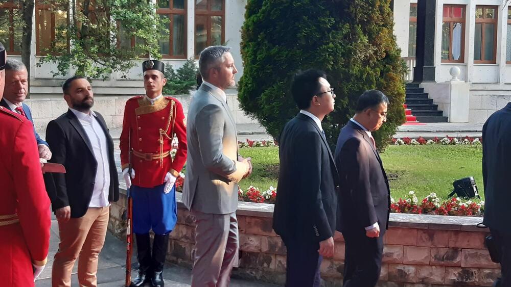 <p>"Želim da se Crne Gore sjetimo češće i da ljubav prema njoj iskazujemo svakodnevno - plaćajući porez, čuvajući okolinu i njeno bogatstvo", kazao je premijer</p>