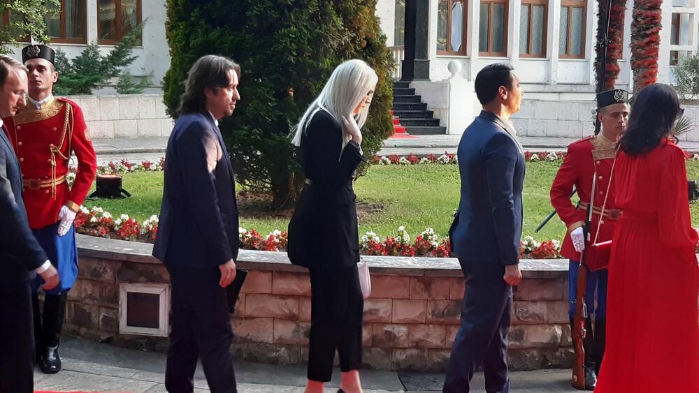 <p>"Želim da se Crne Gore sjetimo češće i da ljubav prema njoj iskazujemo svakodnevno - plaćajući porez, čuvajući okolinu i njeno bogatstvo", kazao je premijer</p>