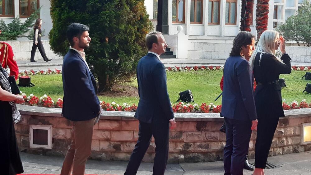 <p>"Želim da se Crne Gore sjetimo češće i da ljubav prema njoj iskazujemo svakodnevno - plaćajući porez, čuvajući okolinu i njeno bogatstvo", kazao je premijer</p>