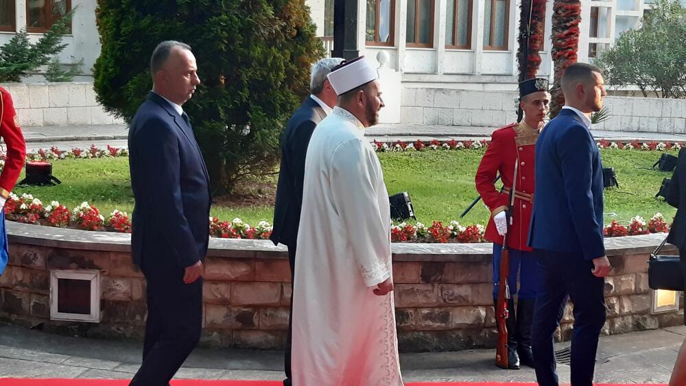 <p>"Želim da se Crne Gore sjetimo češće i da ljubav prema njoj iskazujemo svakodnevno - plaćajući porez, čuvajući okolinu i njeno bogatstvo", kazao je premijer</p>