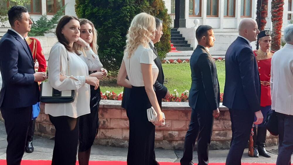 <p>"Želim da se Crne Gore sjetimo češće i da ljubav prema njoj iskazujemo svakodnevno - plaćajući porez, čuvajući okolinu i njeno bogatstvo", kazao je premijer</p>