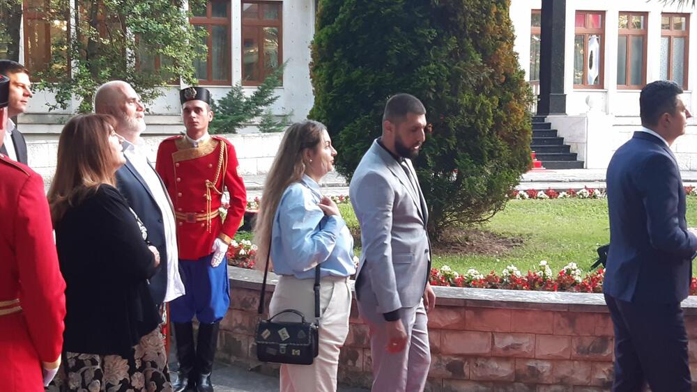 <p>"Želim da se Crne Gore sjetimo češće i da ljubav prema njoj iskazujemo svakodnevno - plaćajući porez, čuvajući okolinu i njeno bogatstvo", kazao je premijer</p>