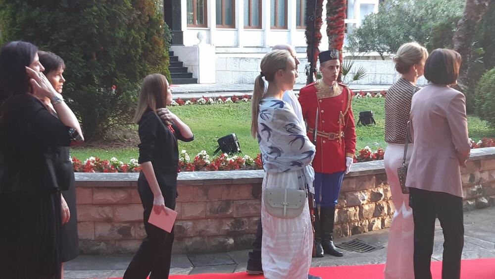 <p>"Želim da se Crne Gore sjetimo češće i da ljubav prema njoj iskazujemo svakodnevno - plaćajući porez, čuvajući okolinu i njeno bogatstvo", kazao je premijer</p>