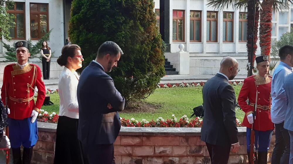 <p>"Želim da se Crne Gore sjetimo češće i da ljubav prema njoj iskazujemo svakodnevno - plaćajući porez, čuvajući okolinu i njeno bogatstvo", kazao je premijer</p>