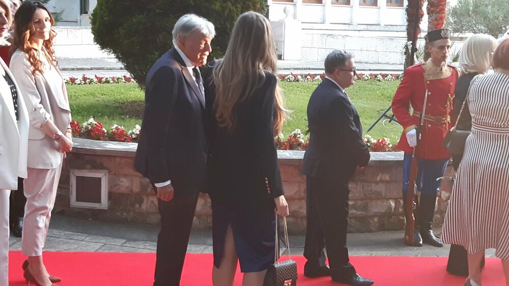 <p>"Želim da se Crne Gore sjetimo češće i da ljubav prema njoj iskazujemo svakodnevno - plaćajući porez, čuvajući okolinu i njeno bogatstvo", kazao je premijer</p>