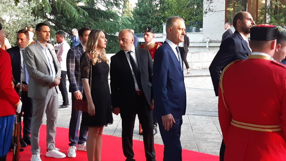 <p>"Želim da se Crne Gore sjetimo češće i da ljubav prema njoj iskazujemo svakodnevno - plaćajući porez, čuvajući okolinu i njeno bogatstvo", kazao je premijer</p>