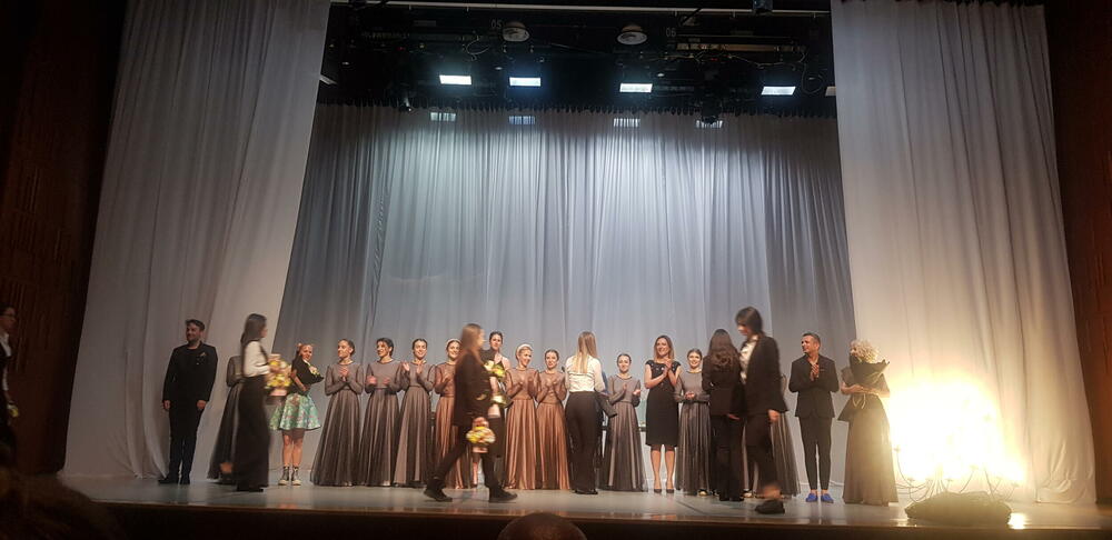 <p>Kroz pokret, ples i muziku 11 balerina prikazalo je zajedništvo, rivalstvo, žensku pobunu protiv konvencija, tradicije, dogme i patrijarhalne postavke svijeta koja je pogotovo vidljiva i neprolazna u malim sredinama</p>