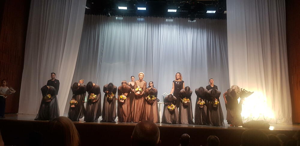 <p>Kroz pokret, ples i muziku 11 balerina prikazalo je zajedništvo, rivalstvo, žensku pobunu protiv konvencija, tradicije, dogme i patrijarhalne postavke svijeta koja je pogotovo vidljiva i neprolazna u malim sredinama</p>