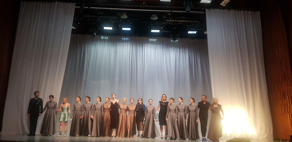 <p>Kroz pokret, ples i muziku 11 balerina prikazalo je zajedništvo, rivalstvo, žensku pobunu protiv konvencija, tradicije, dogme i patrijarhalne postavke svijeta koja je pogotovo vidljiva i neprolazna u malim sredinama</p>