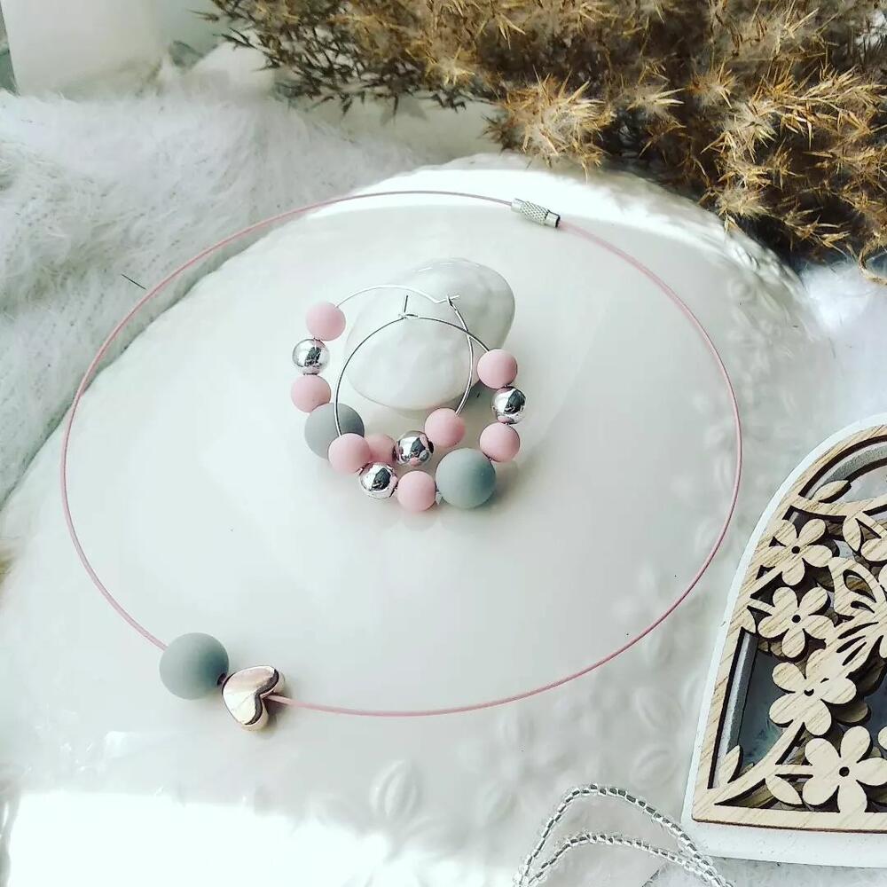 <p>Rođena Rožajka Anela Radojičić sa četvorogodišnjom kćerkicom Zarom u Nikšiću stvara maštalicu nazvanu “ZAR”</p>