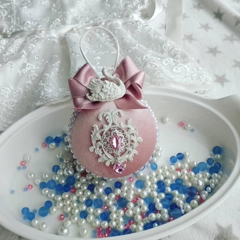 <p>Rođena Rožajka Anela Radojičić sa četvorogodišnjom kćerkicom Zarom u Nikšiću stvara maštalicu nazvanu “ZAR”</p>