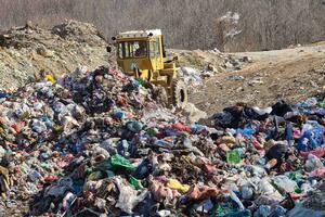 Divlje deponije i dugovi ugrozili preduzeće