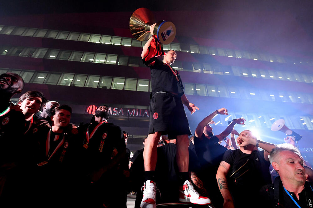 Ibrahimović sa peharom, Foto: Reuters