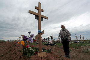 Tužna priča sa groblja u blizini Mariupolja: Majka jeca za sinom...