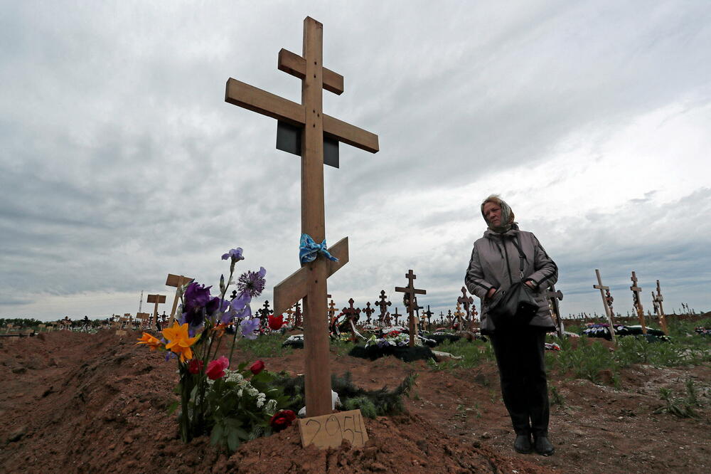 Natalija ispred sinovljevog groba, Foto: Reuters