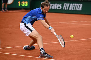 Medvedev lako preskočio prvu prepreku u Parizu